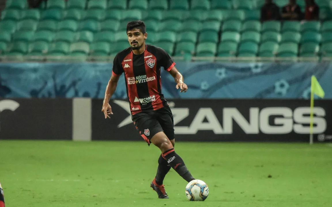 Ramon em campo com a camisa do Vitória