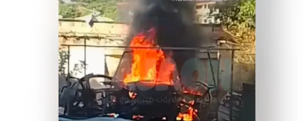 Veículo ficou completamente destruído