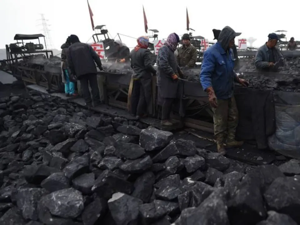 Foto ilustrativa de trabalhadores em uma mina de carvão na China