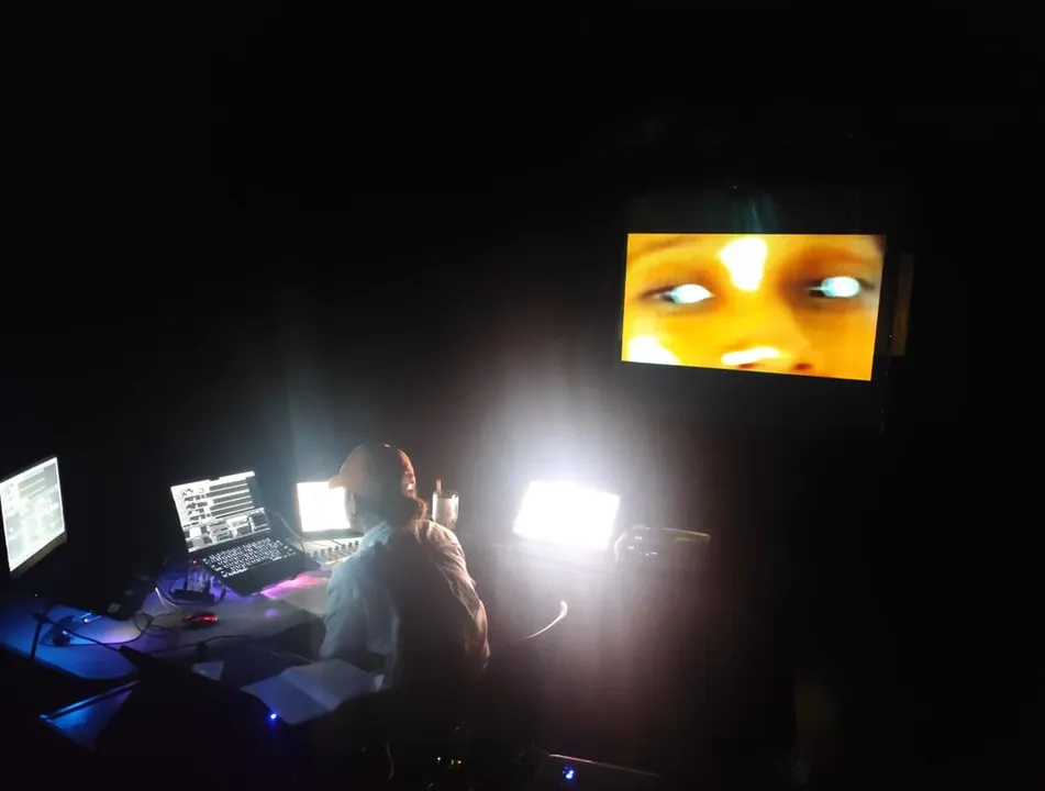 Obra propõe uma experiência que ultrapassa os limites tradicionais da cena