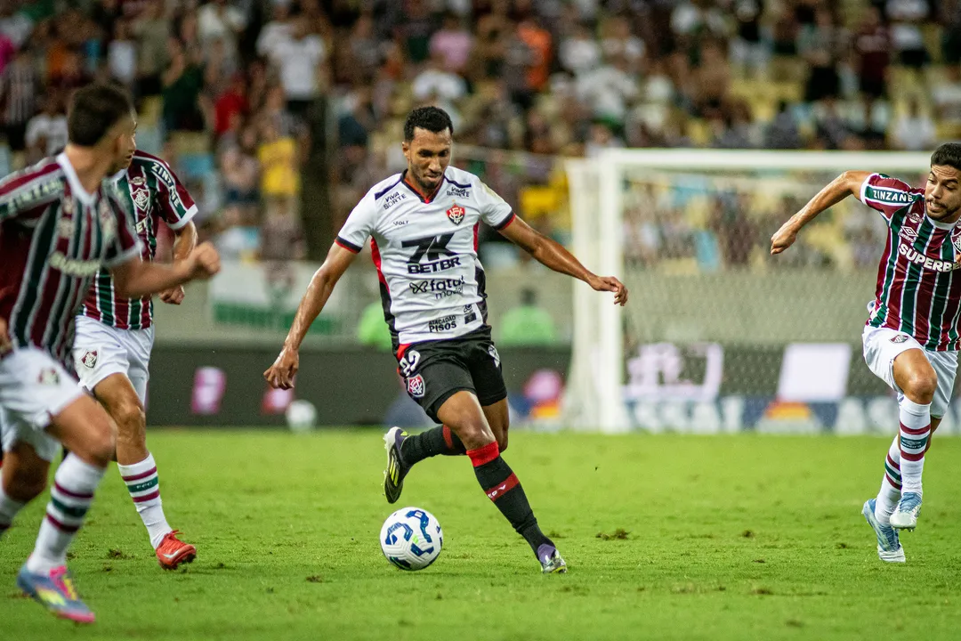 Lucas Braga em campo pelo Vitória