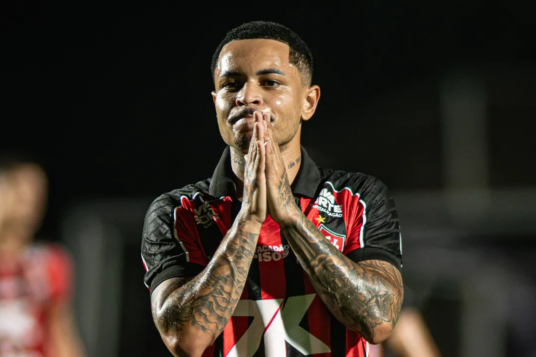 Matheuzinho, meio-campista do Vitória