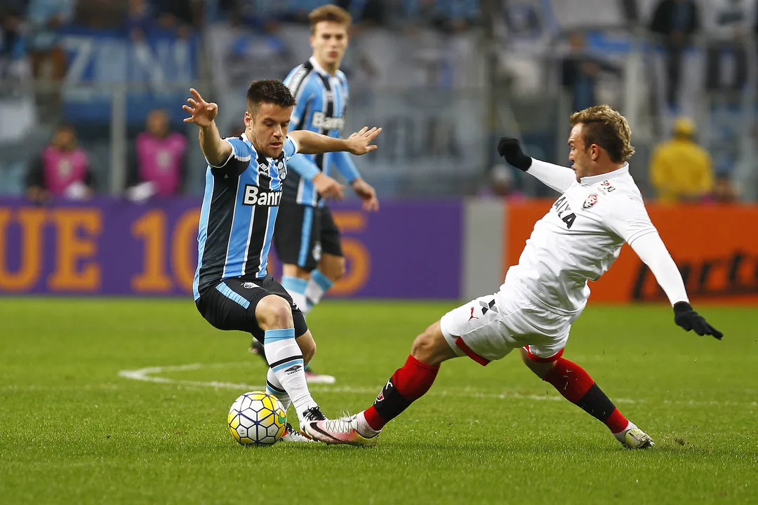 Ramiro sendo marcado por Willian Farias