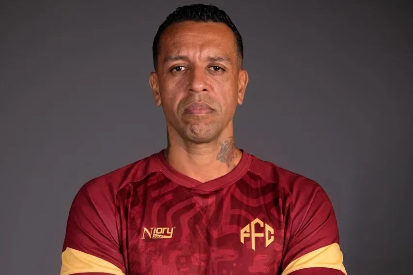 Goleiro Sidão com a camisa do Feira FC