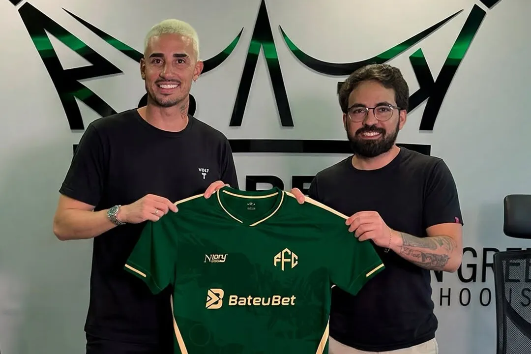 Thiago Galhardo com a camisa do Feira FC
