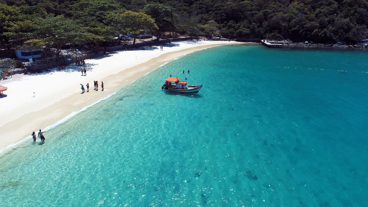 Praia na Região dos Lagos chama atenção pela paisagem paradisíaca
