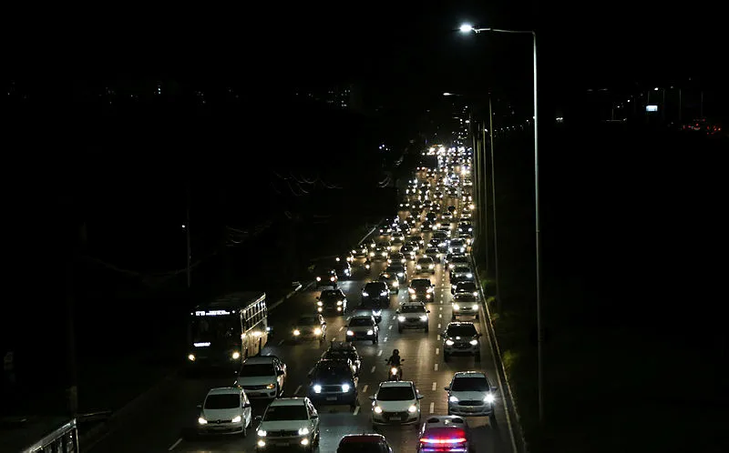 Avenida Paralela tem trânsito intenso sentido Aeroporto