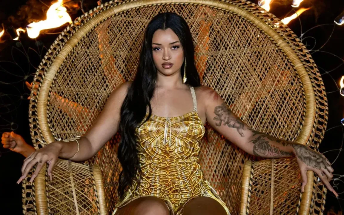 A jovem namora uma menina atualmente