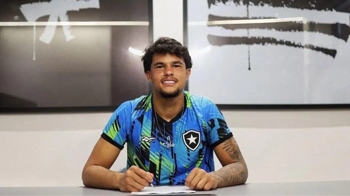 Bruno assinando com o Botafogo