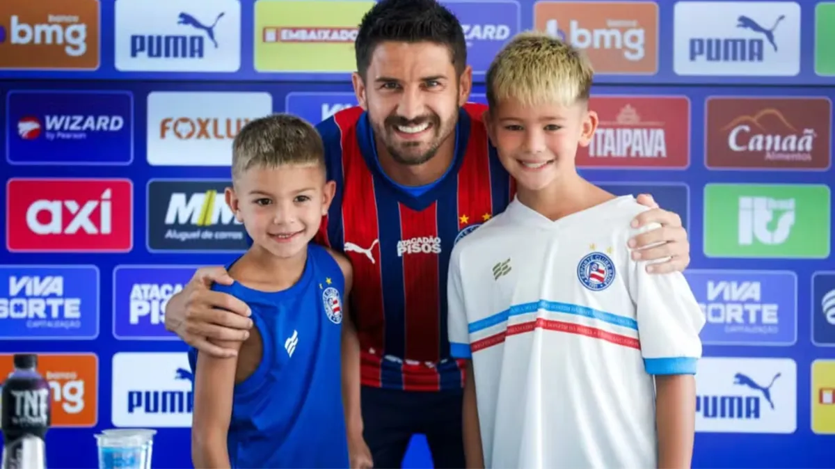 Everaldo com os filhos em retorno ao Bahia