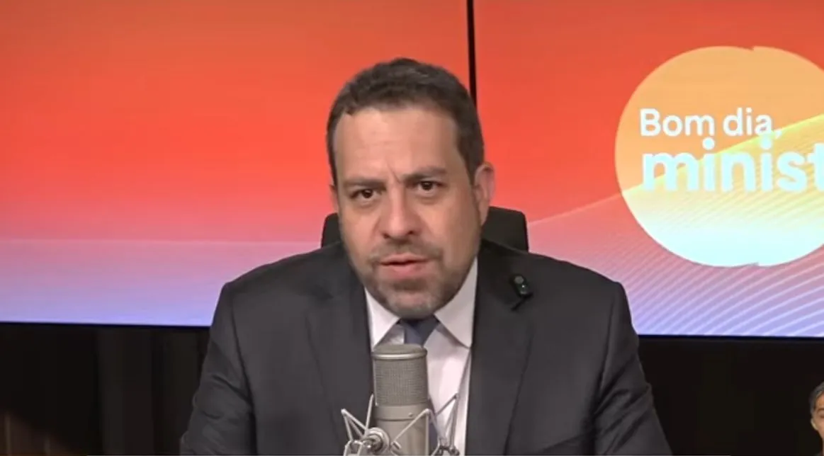 Ministro Guilherme Boulos discutiu o fim da escala 6x1 em entrevista