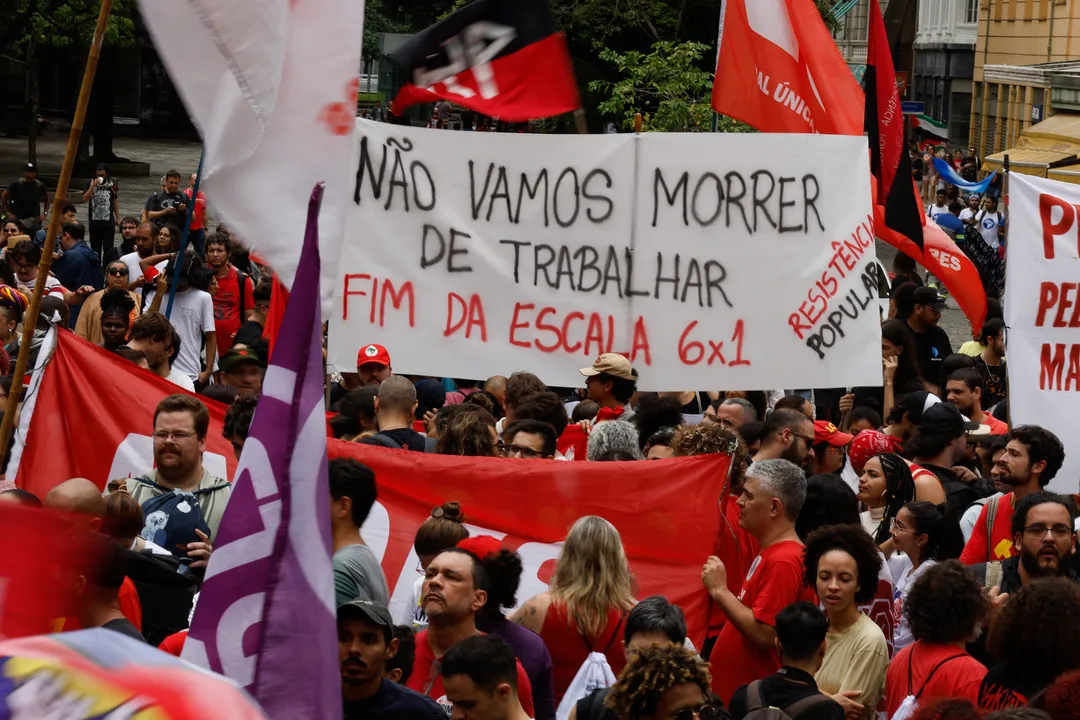 Manifestantes se reunem em protesto pelo fim da jornada de trabalho 6 x 1