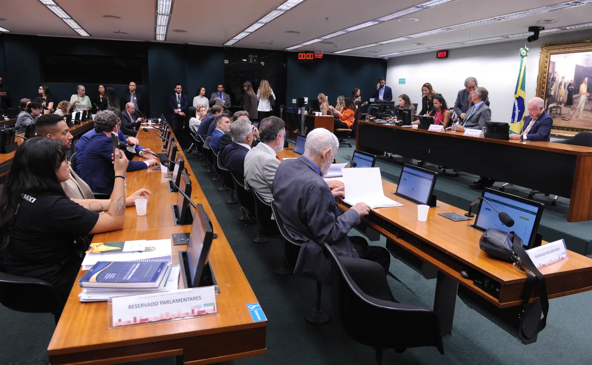 PECs que pedem fim da escala 6x1 tiveram votação adiada na Câmara