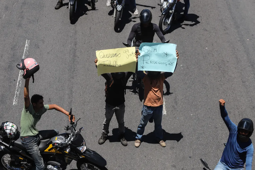 Motociclistas de aplicativos fazem manifestação