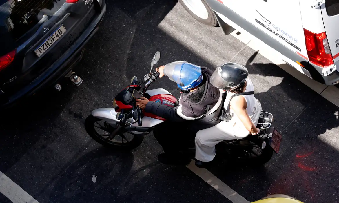 Proibição de passageiro em motos gera multa alta
