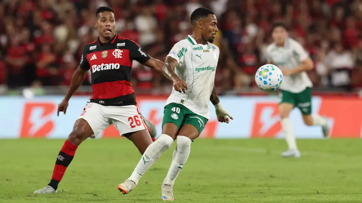 Alex Sandro, do Flamengo, marca o atacante Allan, do Palmeiras, no confronto realizado no último sábado, 23