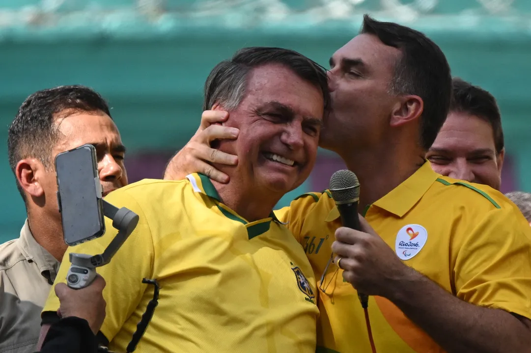 Flávio beija o pai, Jair Bolsonaro, durante manifestação