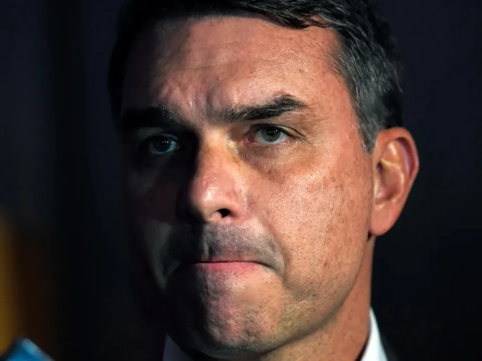 Caso Banco Master leva Flávio a ofensiva no mercado financeiro