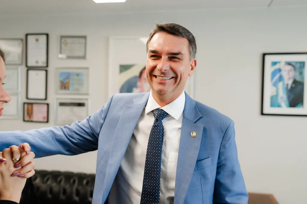 Flávio Bolsonaro comemora liberdade de Carla Zambelli