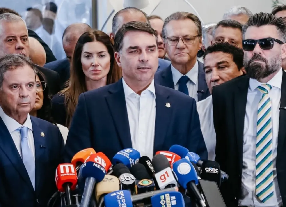 Flávio Bolsonaro concedeu entrevista coletiva nesta terça-feira, 19.