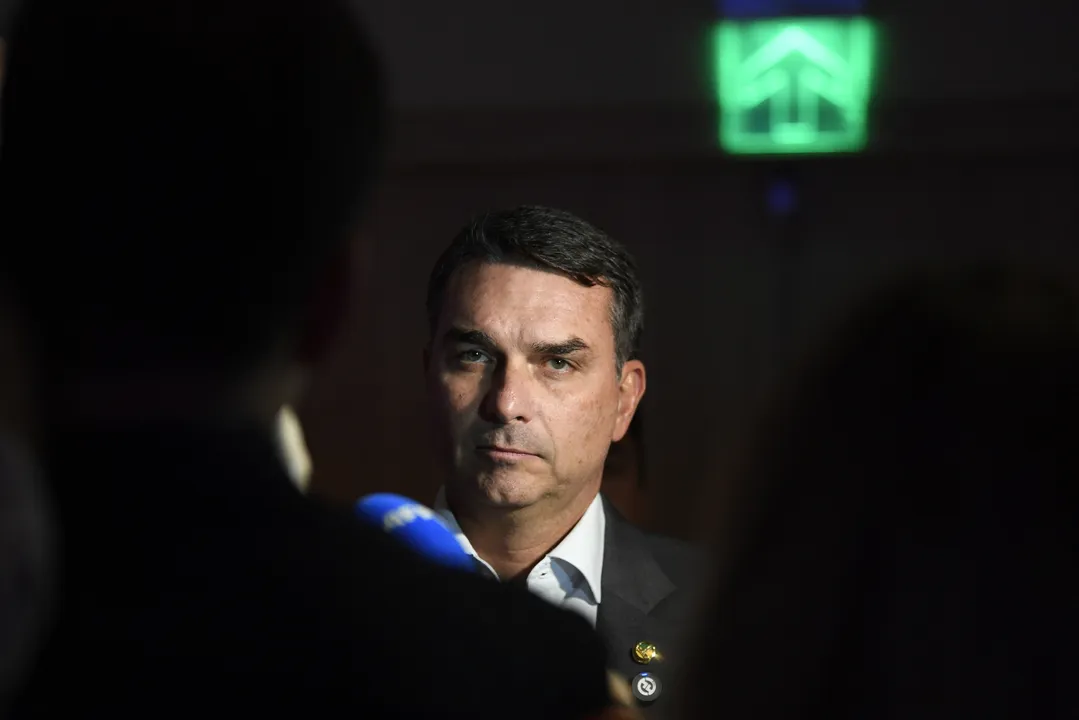 Flávio Bolsonaro aguarda desdobramentos das revelações de sua relação com Daniel Vorcaro.