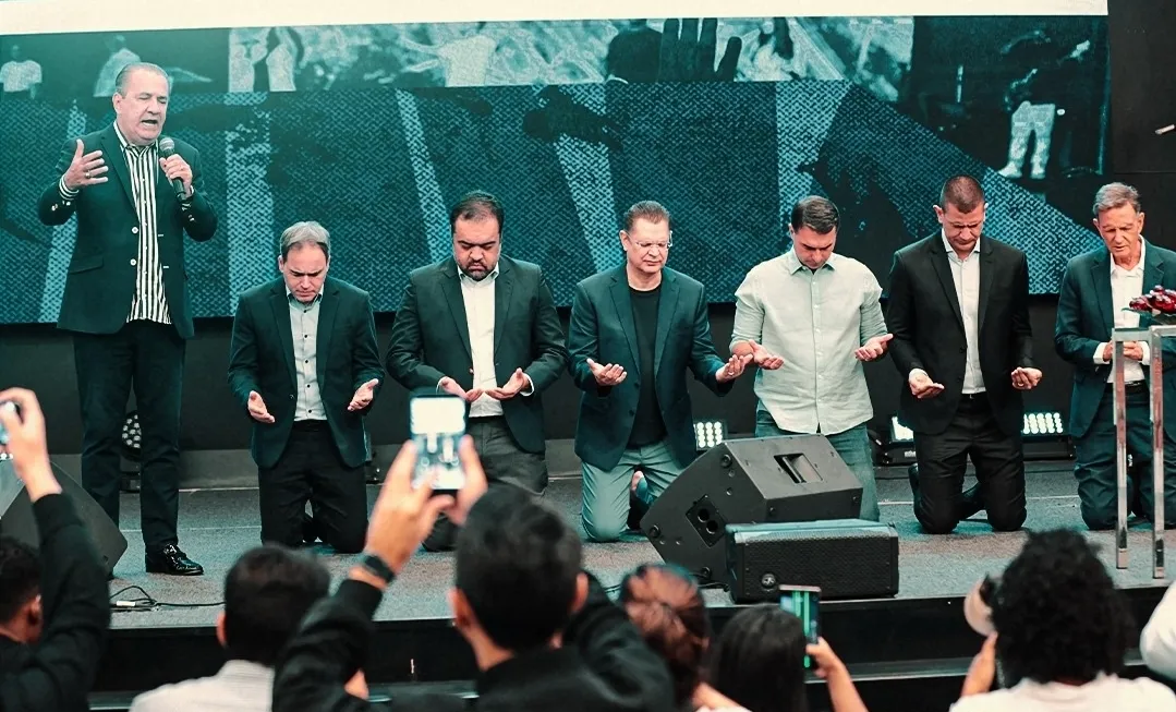 Flávio Bolsonaro durante oração ministrada por Silas Malafaia