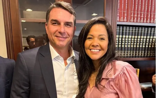 O pré-candidato Flávio Bolsonaro com a vereadora Priscila Costa