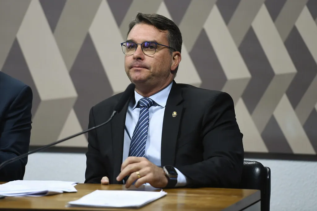 Senador Flávio Bolsonaro se viu envolvido no escândalo do Caso do Banco Master