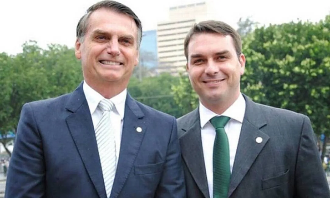Imagem ilustrativa da imagem Flávio vira advogado de Bolsonaro como tática eleitoral do PL; entenda