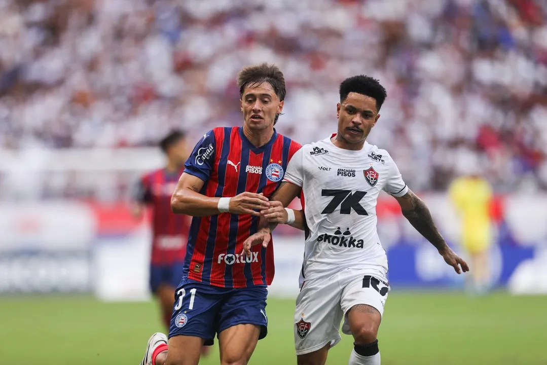 Matheuzinho em disputa de bola contra Roman Gomez na final do Campeonato Baiano 2026