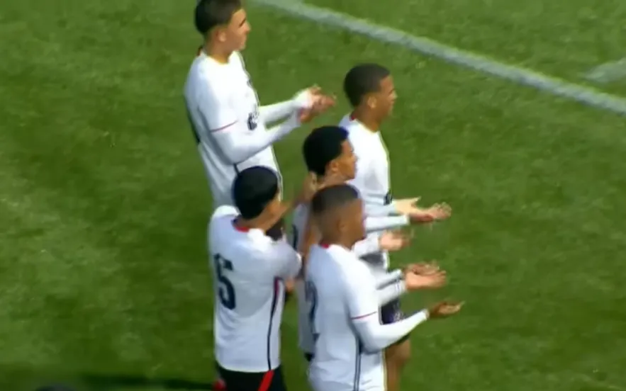 Jogadores do Vitória comemoram gol