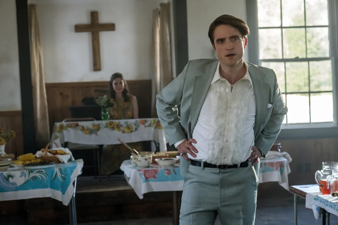 Cena de O Diabo de Cada Dia, um dos filmes de suspense escondidos na Netflix ideais para sua maratona