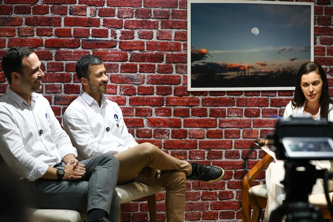 Especialistas da Bahiagás ao lado da jornalista Thaic Carvalho