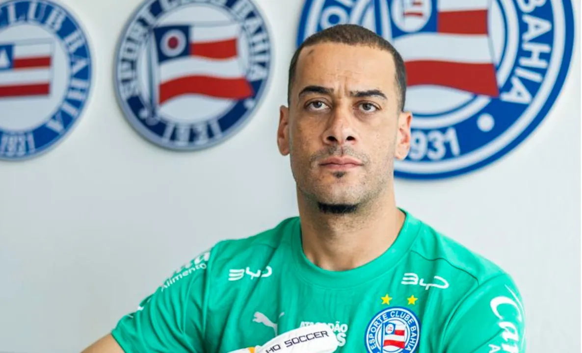 Leonardo Vieira com a camisa do Bahia