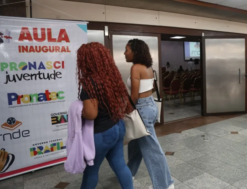 Jovens participam da aula inaugural no Fiesta Bahia Hotel