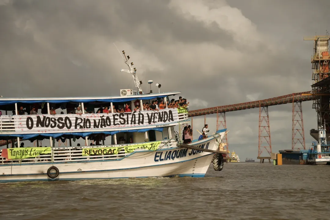 Cerca de 400 indígenas interceptaram uma embarcação de transporte de grãos no rio Tapajós