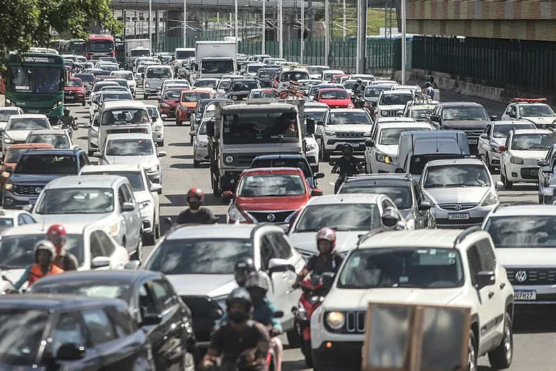 Avenida ACM (Iguatemi) registra fluxo intenso devido ao reposicionamento das linhas troncais