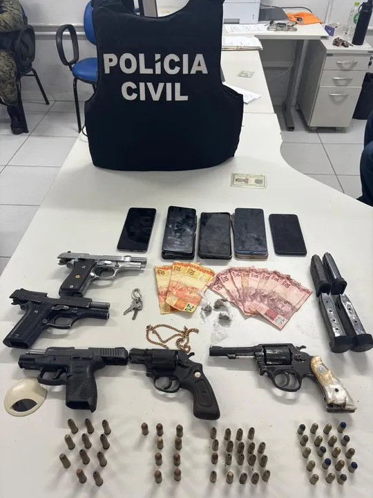 Além das armas de fogo, a polícia confiscou munições, celulares e quantia em dinheiro