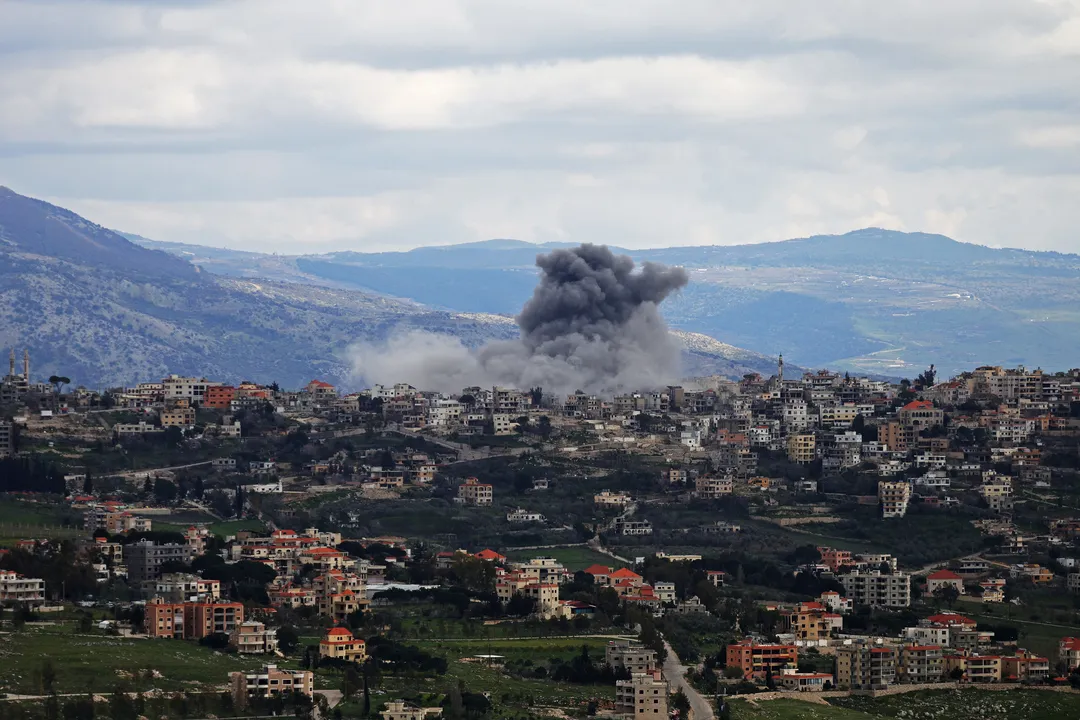 Fumaça sobe do bombardeio israelense na vila de Khiam, no sul do Líbano