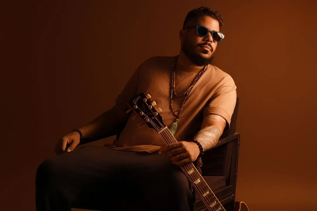 Igor Gnomo sobe ao palco do Cineteatro 2 de Julho em Salvador
