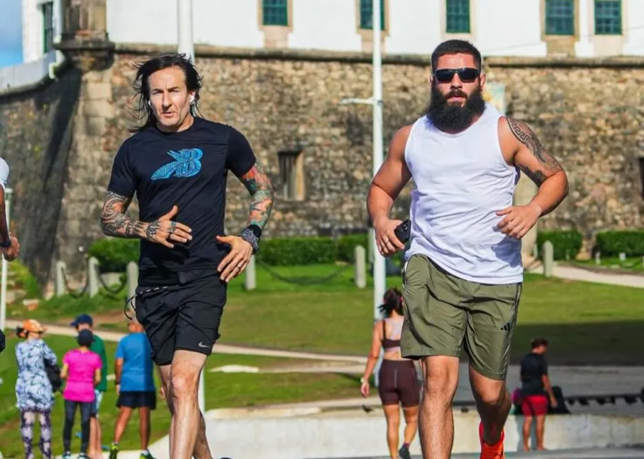 Guitarrista do Guns N’ Roses treinando no Farol da Barra