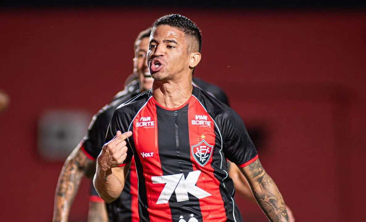 Erick marcou o primeiro gol do Vitória na partida