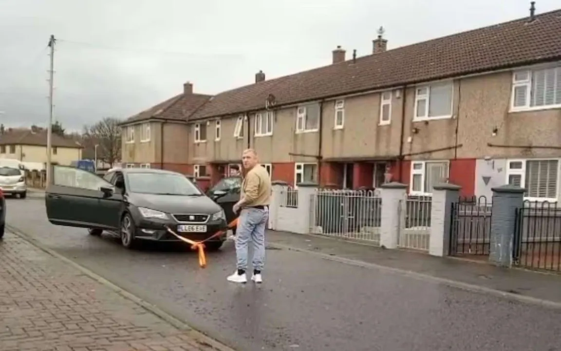 O homem registrou o ato na web