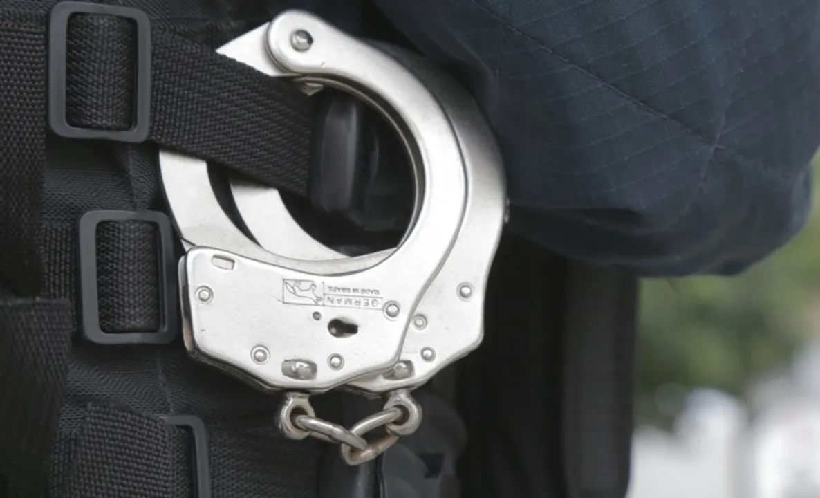 Revólver calibre .32 e dinheiro em espécie foram apreendidos durante a ação