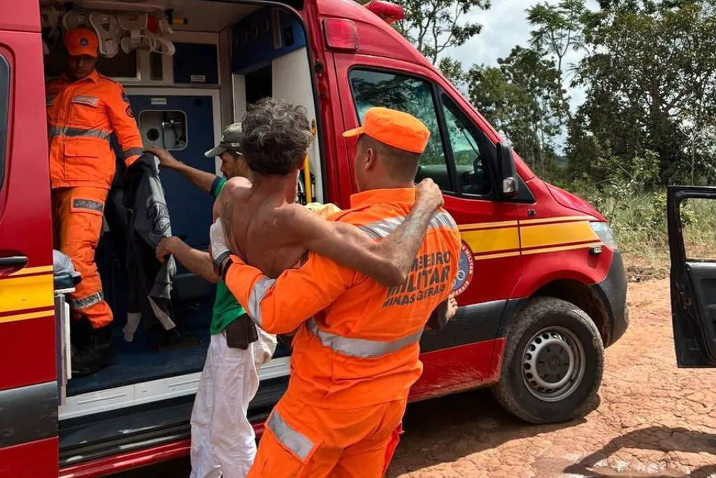 Imagens divulgadas pelos militares mostram um agente carregando o trabalhador em direção a um veículo da corporação