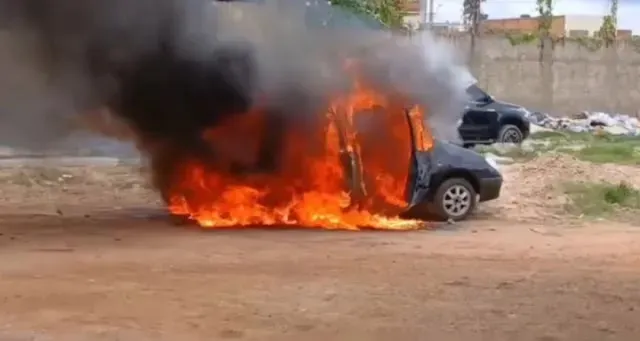 Após atear fogo em veículo, homem vai embora