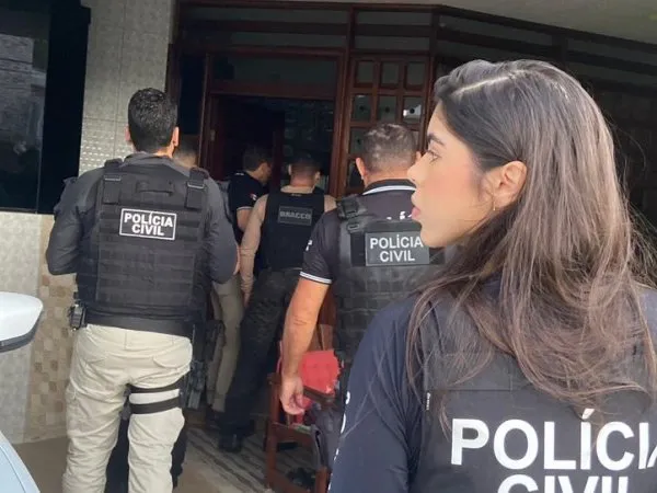 Imagem ilustrativa da imagem Homem ataca policiais com facão durante cumprimento de mandado na Bahia