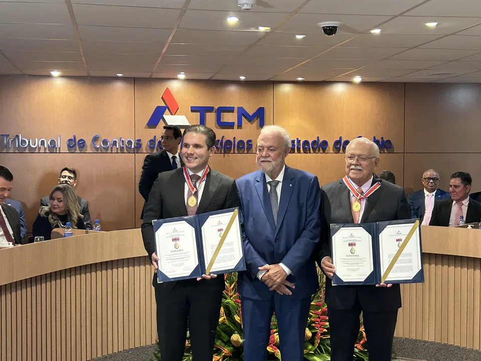 Hugo Motta e César Borges durante homenagem no TCM