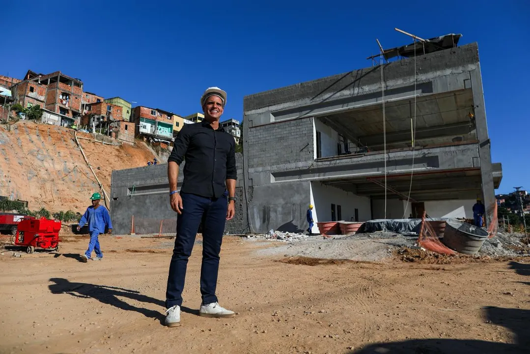 Secretário da Semit, Alberto Braga, no canteiro de obras do CCO