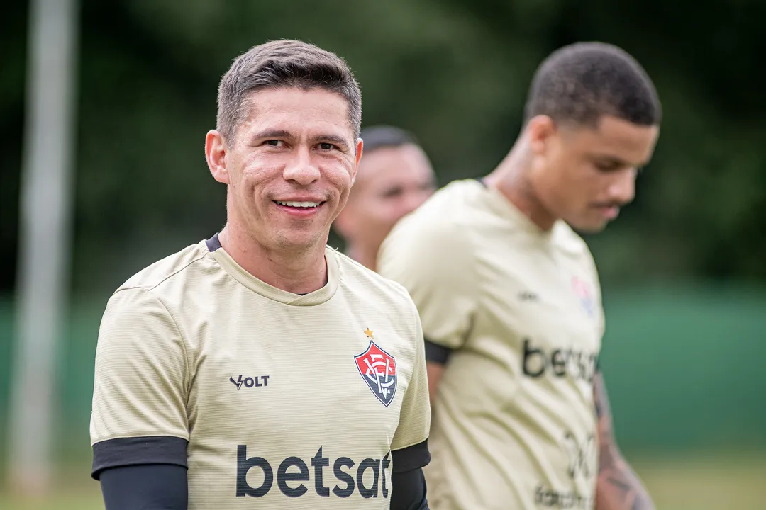 Osvaldo em treino pelo Vitória